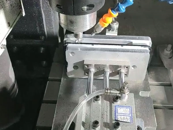540SD单头刀库精雕机加工手机中框1
