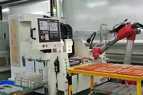 多头机械手精雕机复合材料手机后盖批量精加工
