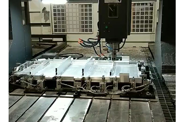 新能源汽车电池托盘动柱式龙门加工中心正在加工新能源汽车电池托盘