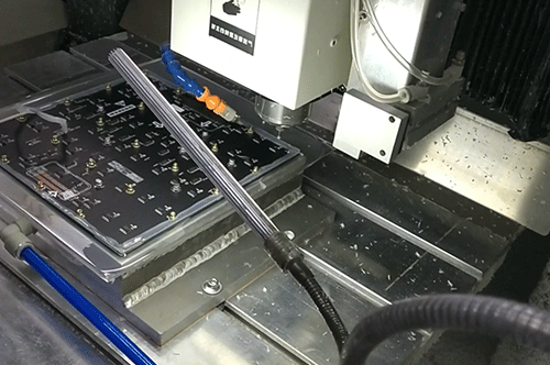 LED显示屏精雕机在精加工LED显示屏