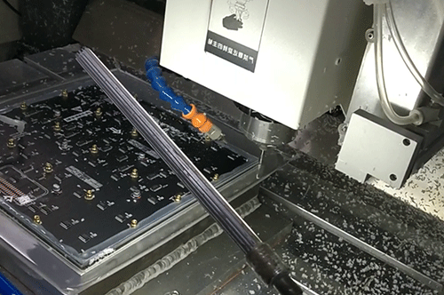 LED显示屏精雕机在给LED显示屏切边