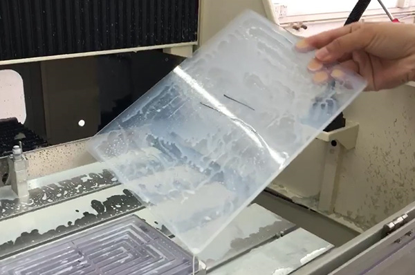 平板电脑玻璃精雕机磨边倒角精加工后的成品展示